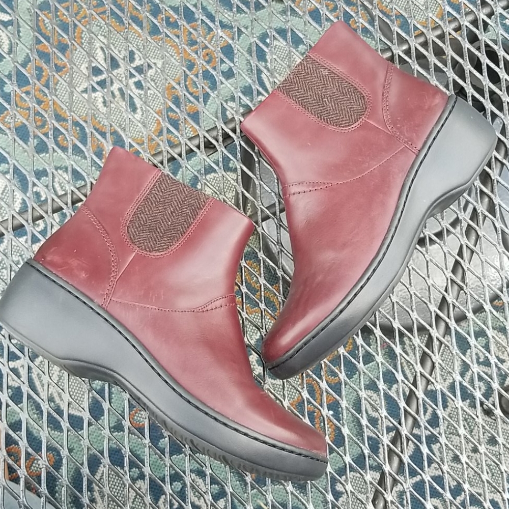 Clarks Collection  EUC Sz 7 Ankle Boots